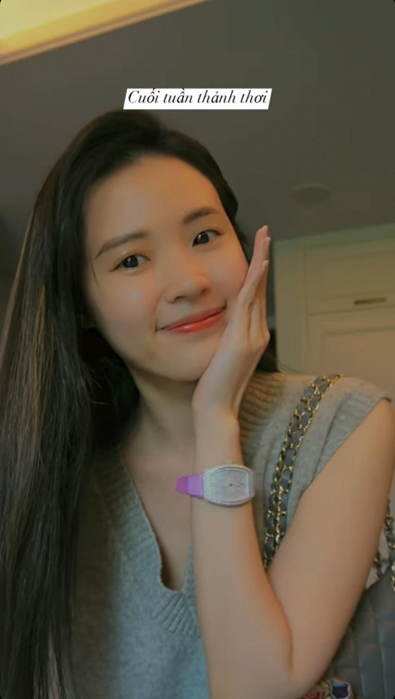 Cô chọn cho mình set đồ mang màu sắc trung tính. Tông màu xám không quá tối và vẫn tôn da, trẻ trung những ngày đầu hè.