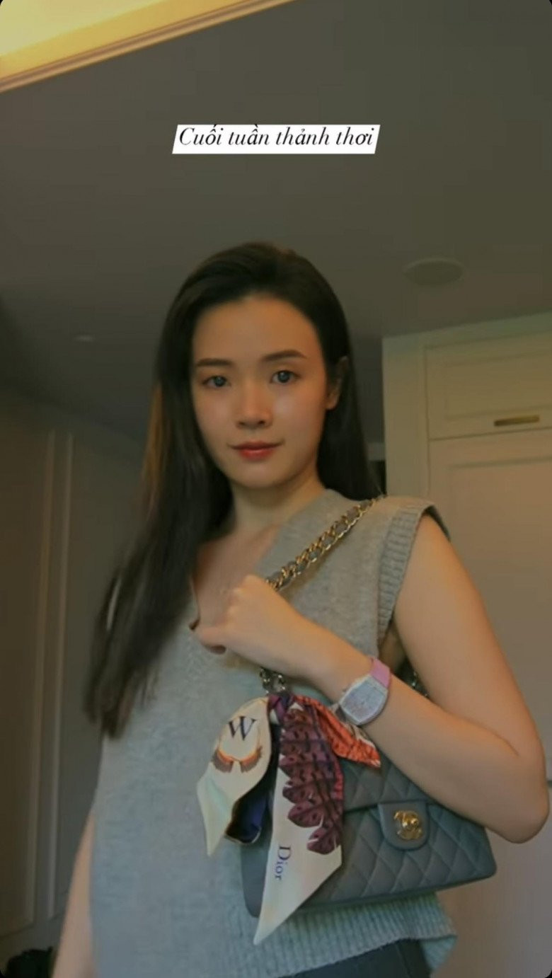 Mới đây, hot girl đời đầu khoe outfit xuống phố cuối tuần khiến chị em trầm trồ.