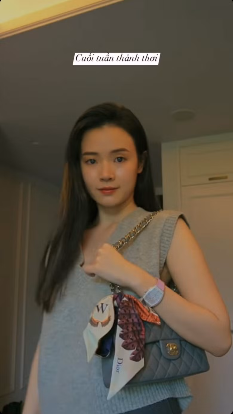 Mới đây, hot girl đời đầu khoe outfit xuống phố cuối tuần khiến chị em trầm trồ.