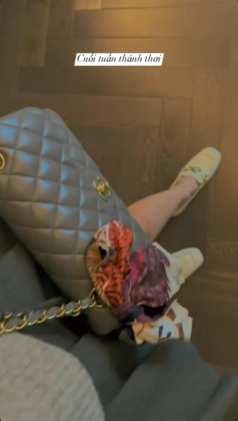 Ngoài ra có nhiều món đồ hàng hiệu khác như: túi Chanel Flap Bag dao động từ 3.500-6.700 USD; khăn lụa đeo túi có giá dao động từ vài triệu cho tới vài chục triệu đồng; đôi giày Loafer của Gucci có giá khoảng từ 22 triệu đồng.