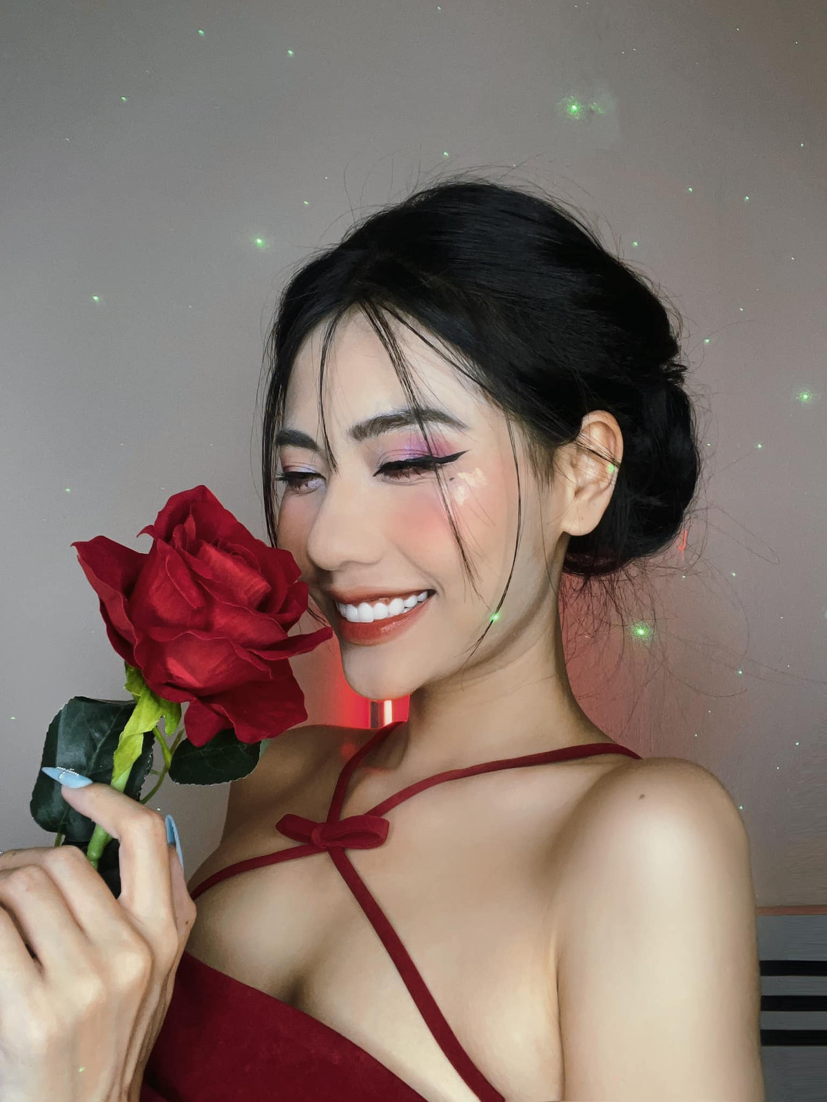 Châm Sứa là cái tên không còn xa lạ gì trong cộng đồng TikToker. Cô gái này gây sốt MXH nhờ những clip phỏng vấn đường phố ghép đôi.