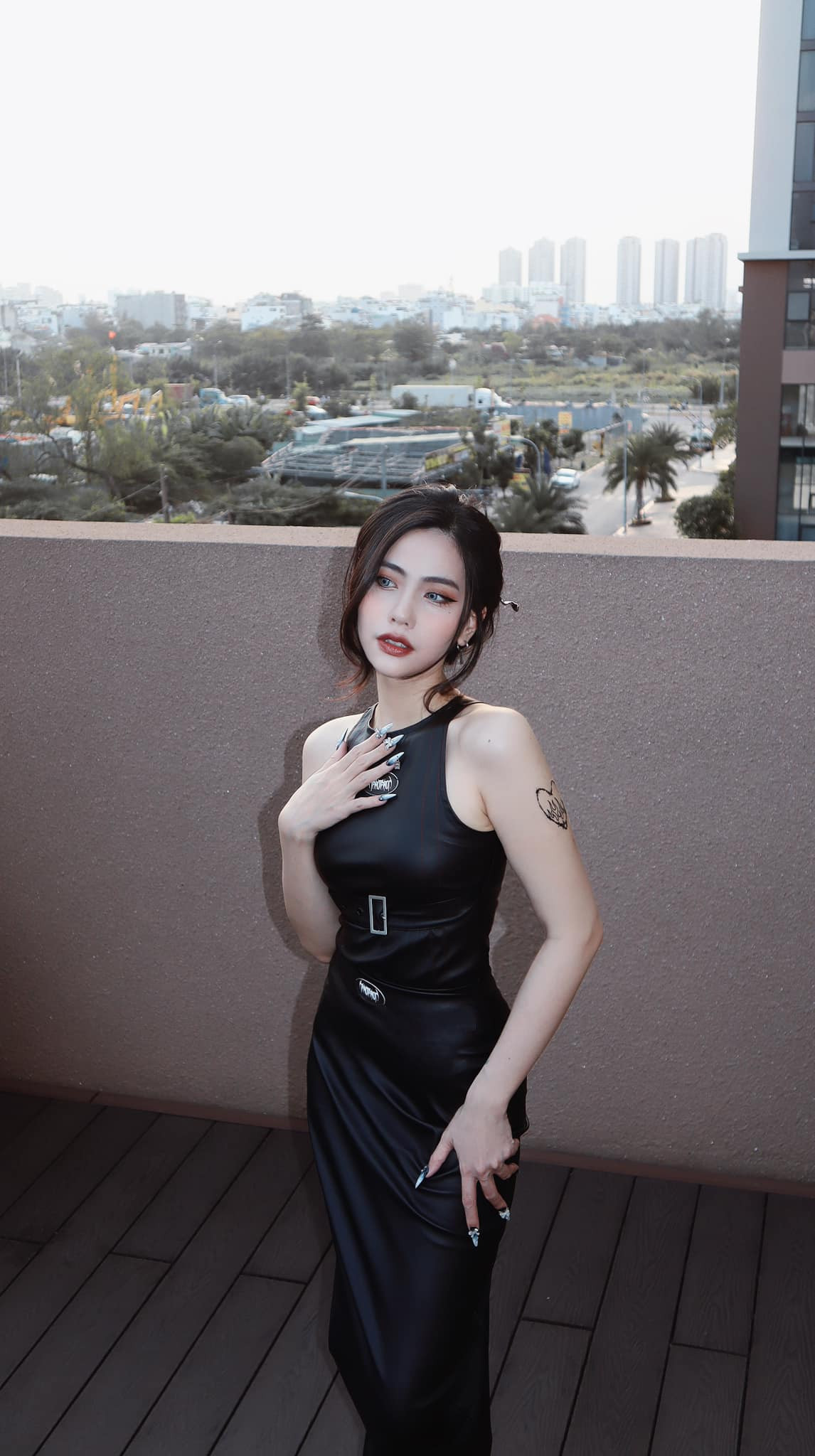 Phong cách cá tính của Châm Sứa cũng là điểm cộng để cô nàng gặt hái được thành công trong công việc mà cô mong muốn. Ảnh: FBNV