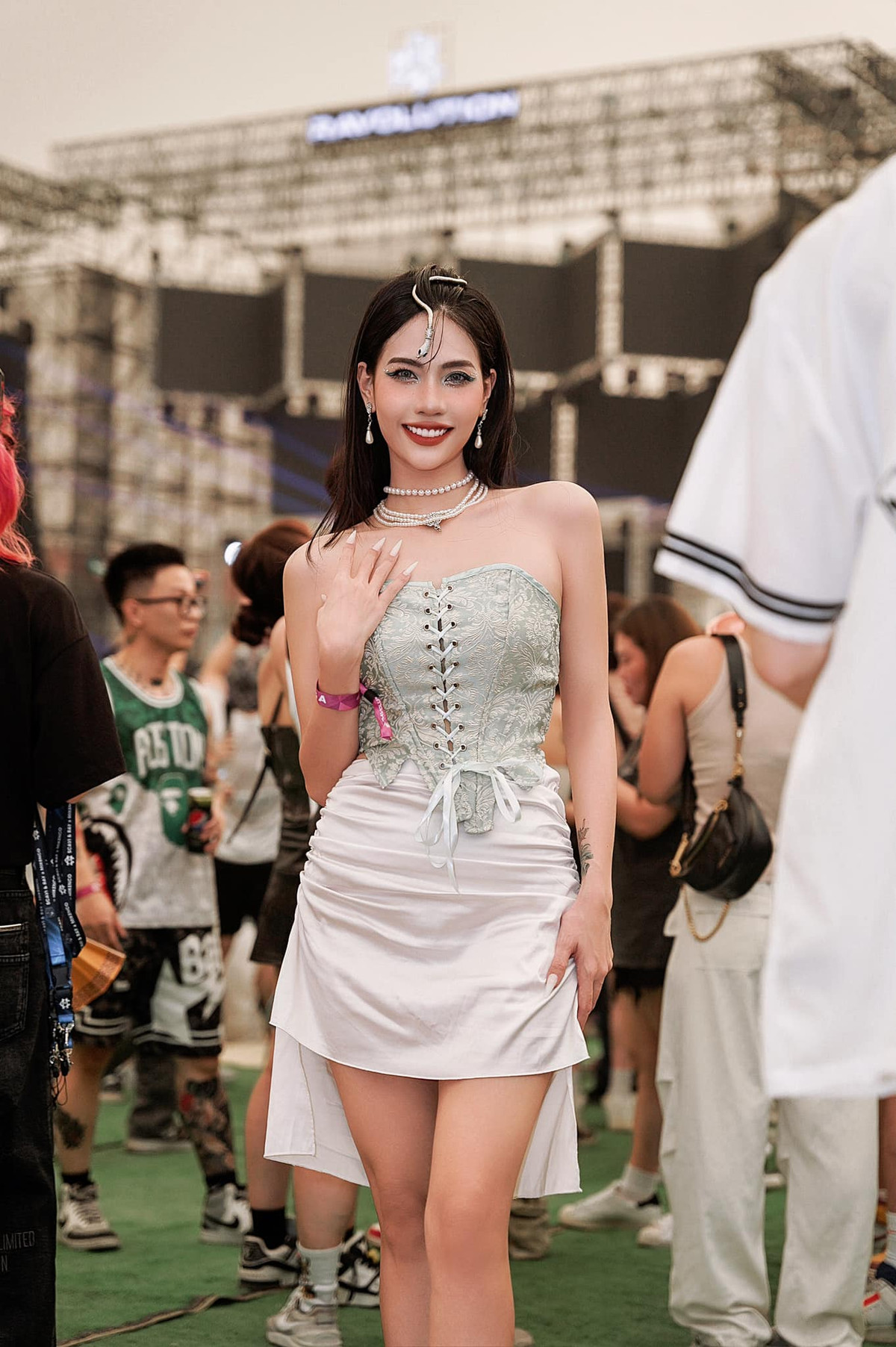 Châm Sứa sở hữu gương mặt xinh đẹp với sống mũi cao, đôi mắt to tròn cùng thân hình cân đối và chiều cao ấn tượng.