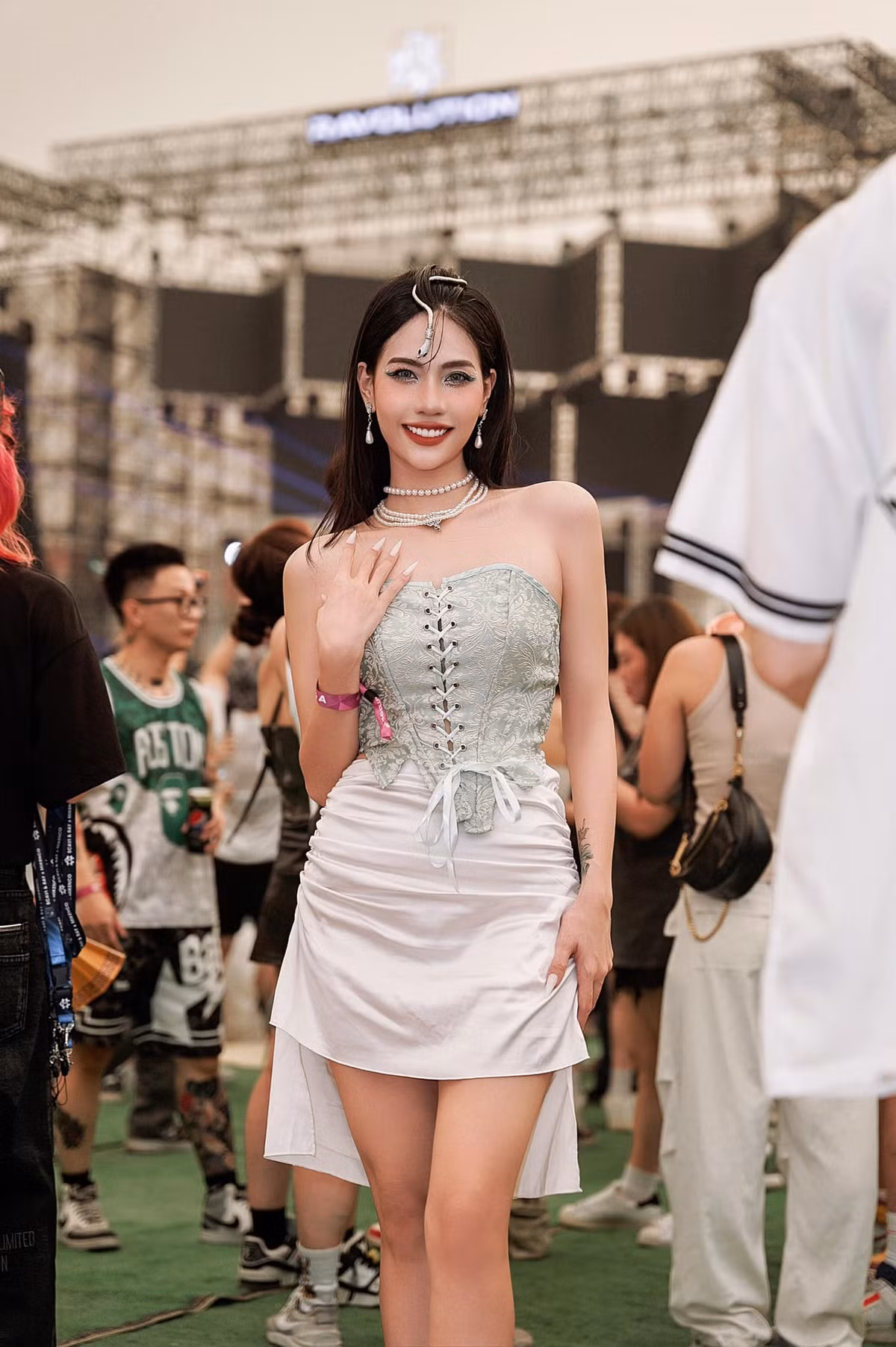 Châm Sứa sở hữu gương mặt xinh đẹp với sống mũi cao, đôi mắt to tròn cùng thân hình cân đối và chiều cao ấn tượng.