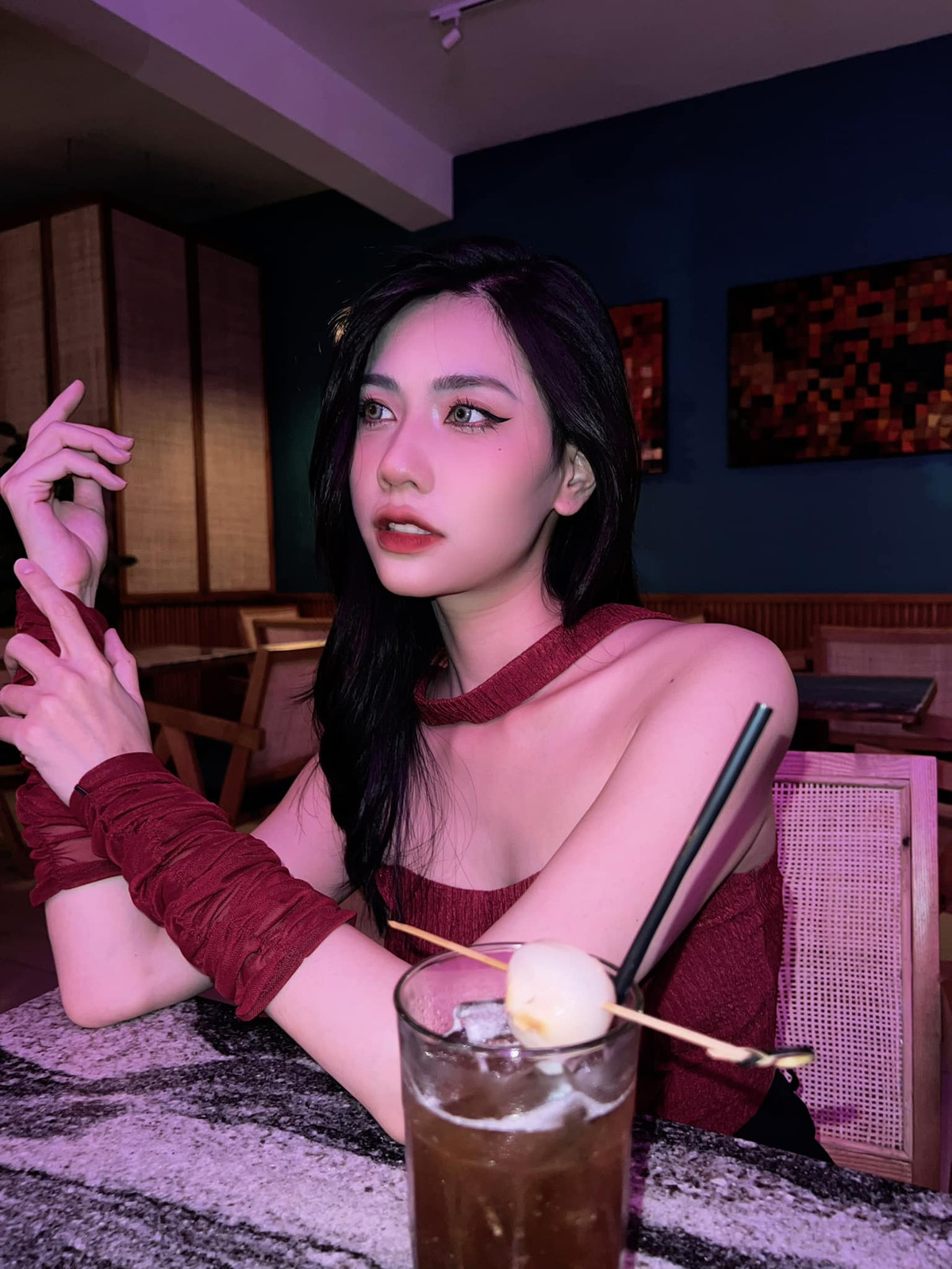 Ở tuổi 27, Châm Sứa trở thành một hot girl, người mẫu, diễn viên và streamer xinh đẹp và được cộng đồng mạng chú ý.