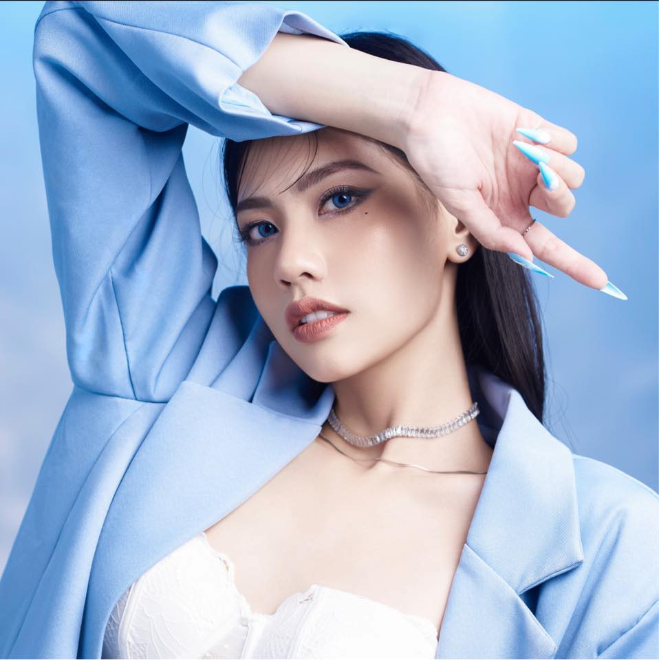 Châm Sứa có tên thật là Nguyễn Châm Anh, sinh năm 1996, là một hot girl TikTok xinh đẹp, đa tài được cõi mạng chú ý.