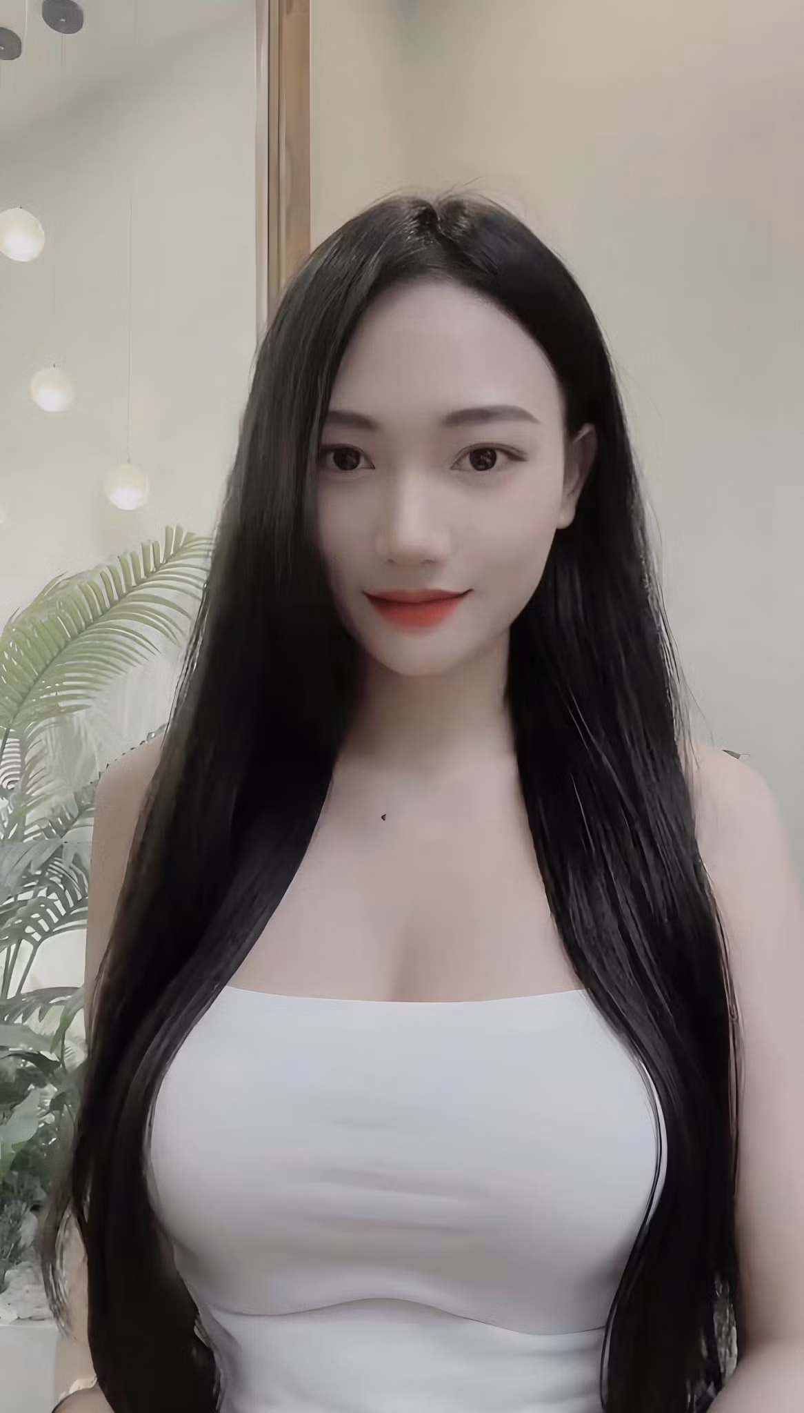 Sau 3 năm "lột xác, cụ thể vào Đại học gái xinh 9x ghi điểm với vẻ ngoài xinh xắn, da trắng, sống mũi cao và mắt hai mí rõ ràng.