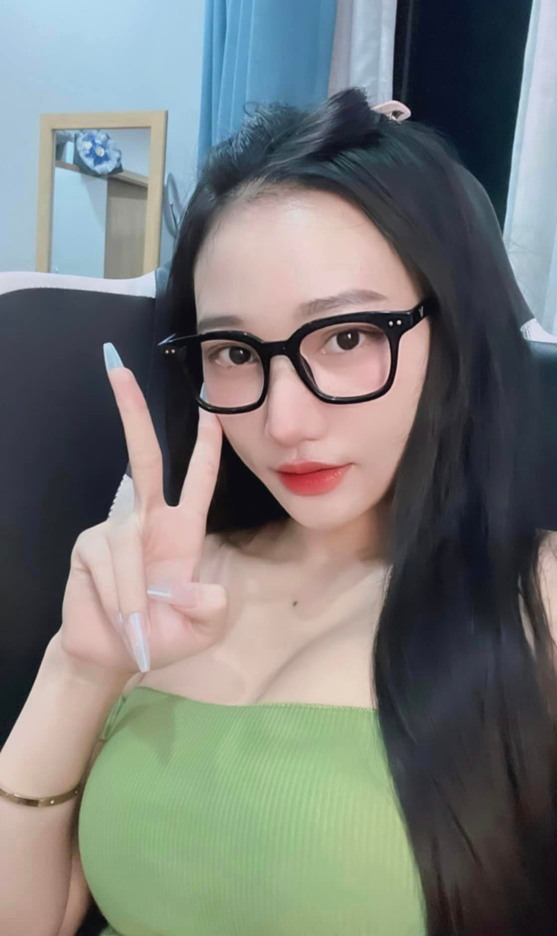 Gương mặt Vline sắc sảo, nét vào ra nét đó cùng thần thái cuốn hút giúp cô nàng nhận về bộn like mỗi khi đăng tải hình ảnh.