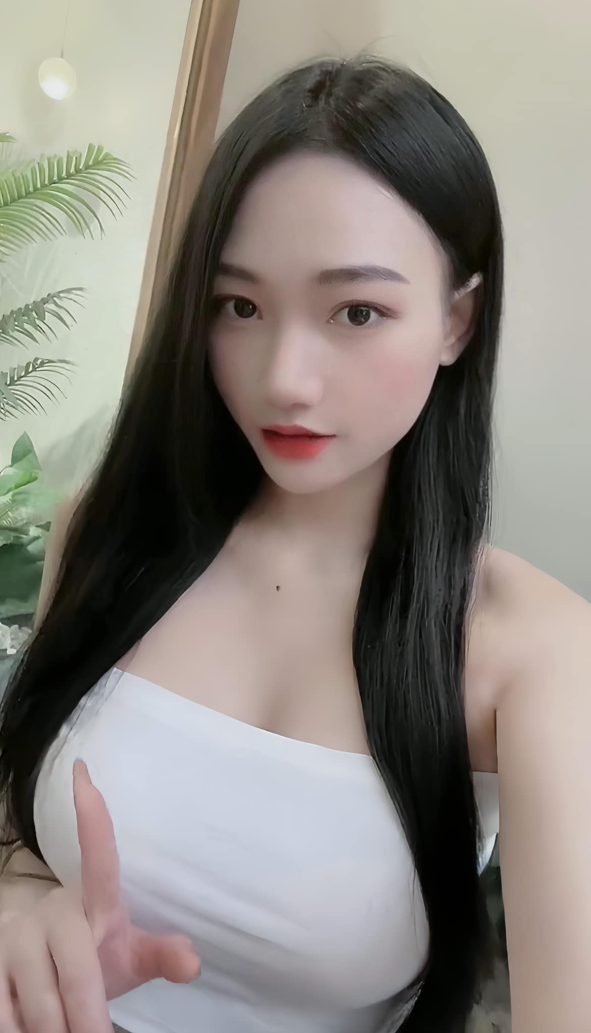 Nổi bật nhất dàn hot girl "vịt hóa thiên nga" phải kể đến cô gái tên Dạ Thảo, sinh năm 1998 đến từ Quảng Ninh.