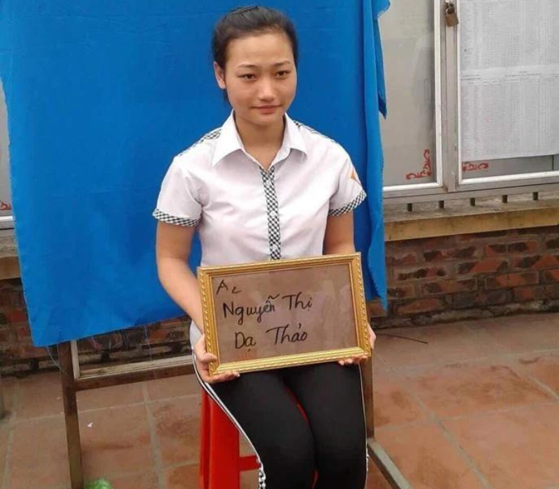 Thời cấp 3, Dạ Thảo có làn da đen, gương mặt vuông, mũi khá to và đôi mắt gần như một mí, nếu không phải nói là nhan sắc kém đẹp.