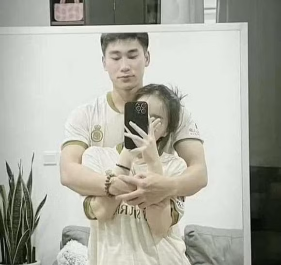 Ngay sau thông tin này, nhan sắc của bạn gái mới tiền đạo Nhâm Mạnh Dũng gây chú ý. Được mệnh danh là hot girl Ngoại Thương nên ảnh lúc cô nàng lên đồ khó có thể chê.