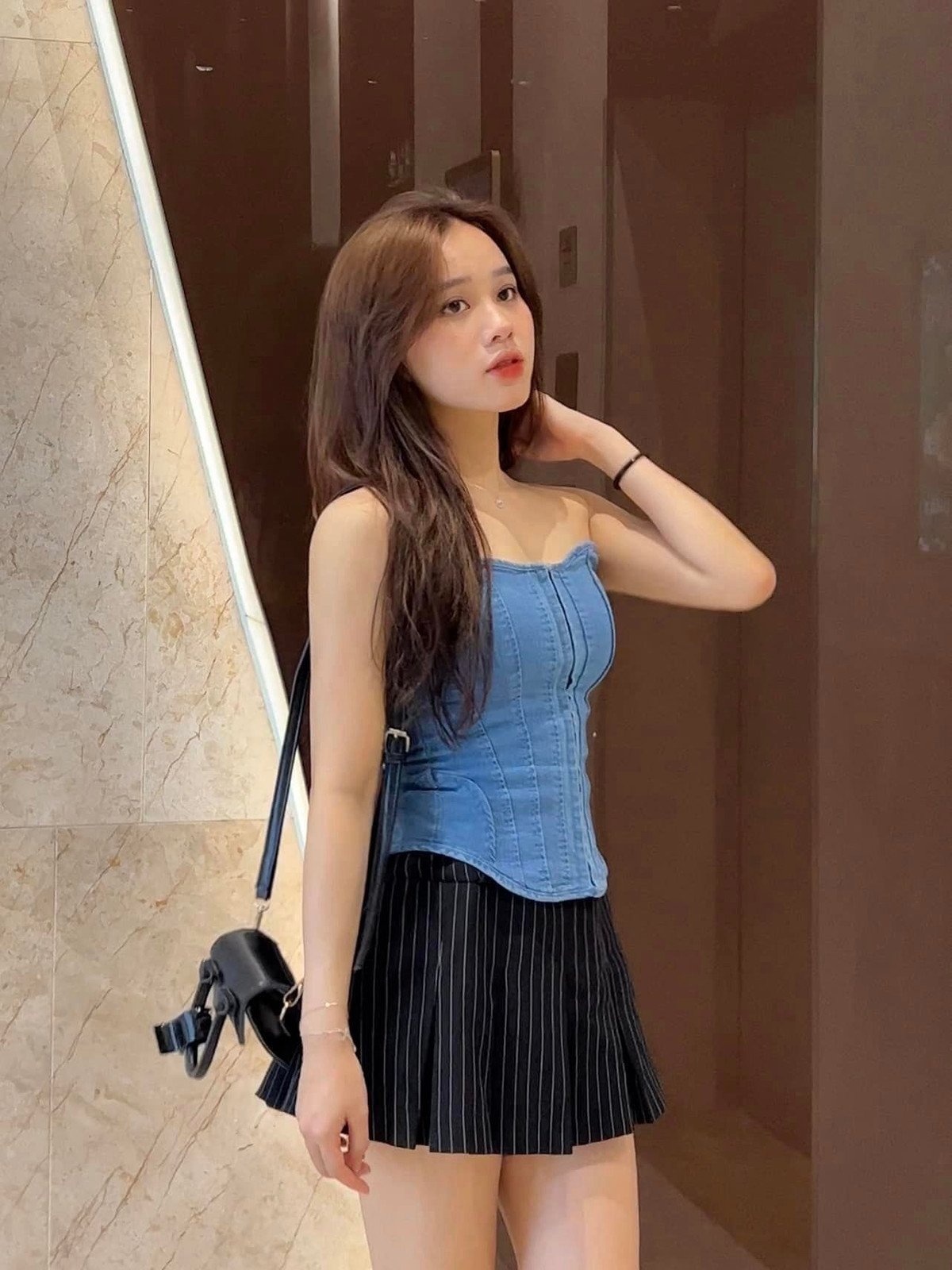 Loạt ảnh xinh tươi của Hoa Mỹ cũng nhận được hơn 1k like và hàng trăm lượt bình luận từ phía fan.