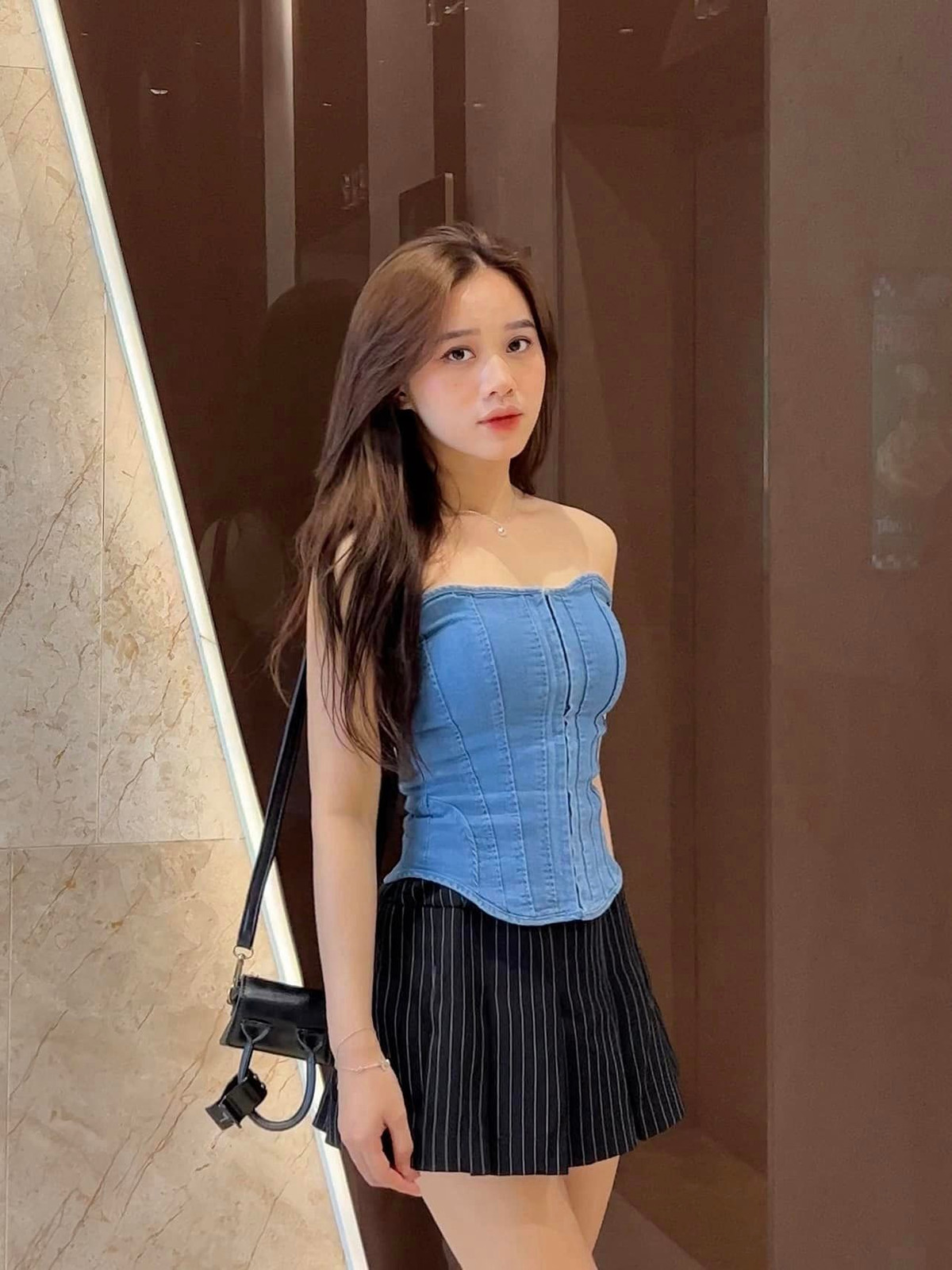 Mới đây, Hoa Mỹ đăng tải một loạt ảnh mặc áo bò cúp ngực xanh để khoe vai trần đầy gợi cảm.