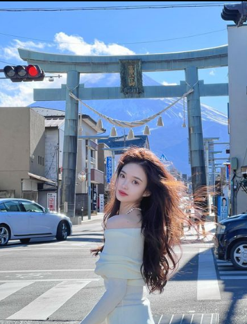 Tianyi là con thứ 3 trong gia đình giàu có. Cô khiến nhiều người ghen tỵ bởi cuộc sống sang chảnh, thường xuyên đi du lịch các nước từ Á sang Âu.