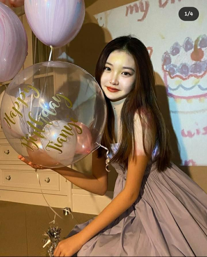 Trong nhiều shoot hình, hot girl 18 tuổi có kiểu trang phục, biểu cảm và những đường nét trên gương mặt khá giống Jennie.