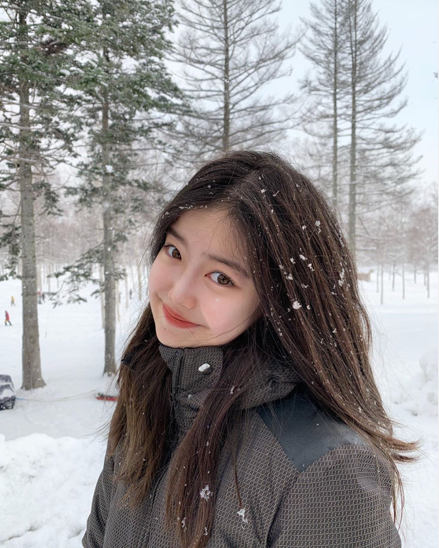 Nhìn phong cách sành điệu, đi du lịch như cơm bữa, cư dân mạng đoán rằng gia thế của cô bé này “không phải dạng vừa”.