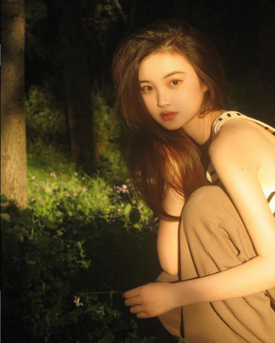 Tiểu Jennie sở hữu đôi mắt to, màu mắt sáng, khuôn miệng duyên và khuôn mặt bầu bĩnh giống hệt nữ thần tượng Kpop.