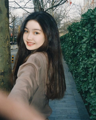 Không chỉ có ngoại hình, Tianyi Wang còn sở hữu gu thời trang khoẻ khoắn giống hệt Jennie.