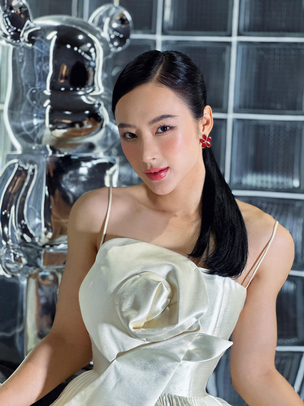 Mới đây, Angela Phương Trinh tung ảnh khoe body vạm vỡ săn chắc, cơ bụng cuồn cuộn khiến cư dân mạng tròn mắt ngạc nhiên.