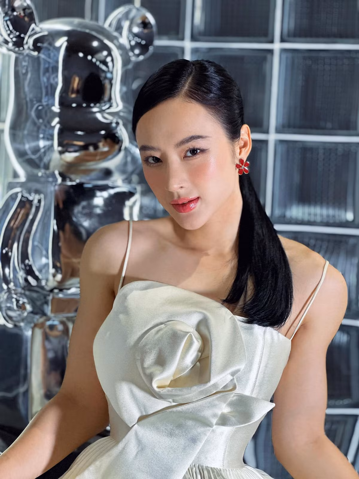 Mới đây, Angela Phương Trinh tung ảnh khoe body vạm vỡ săn chắc, cơ bụng cuồn cuộn khiến cư dân mạng tròn mắt ngạc nhiên.