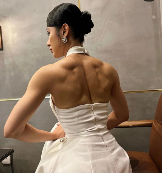 Bên cạnh lời khen cho quá trình "độ" dáng của người đẹp, không ít netizen lại cho rằng thân hình cơ bắp này khiến cô nhiều lần mất điểm vì lựa chọn trang phục không phù hợp.