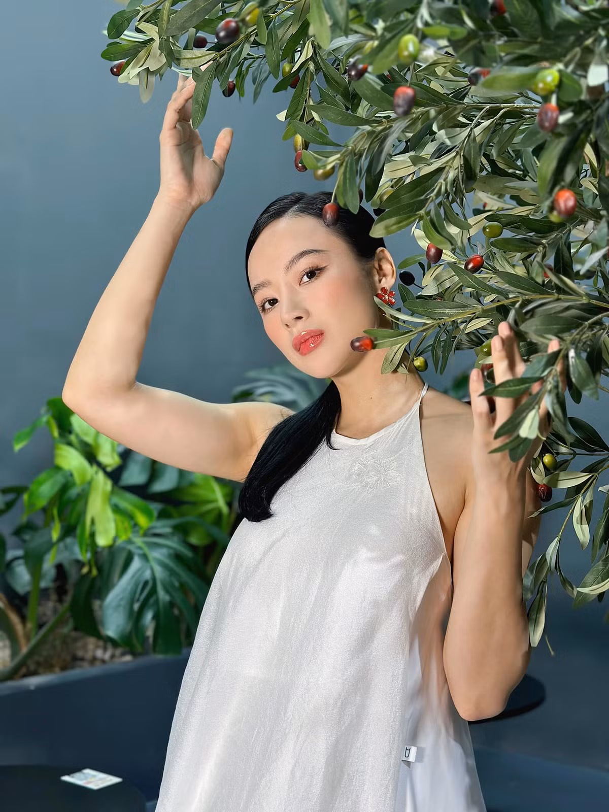 Angela Phương Trinh còn đặc biệt khoe vòng eo với 6 múi rõ rệt. Netizen còn nghi ngờ cô đã photoshop ảnh quá đà.