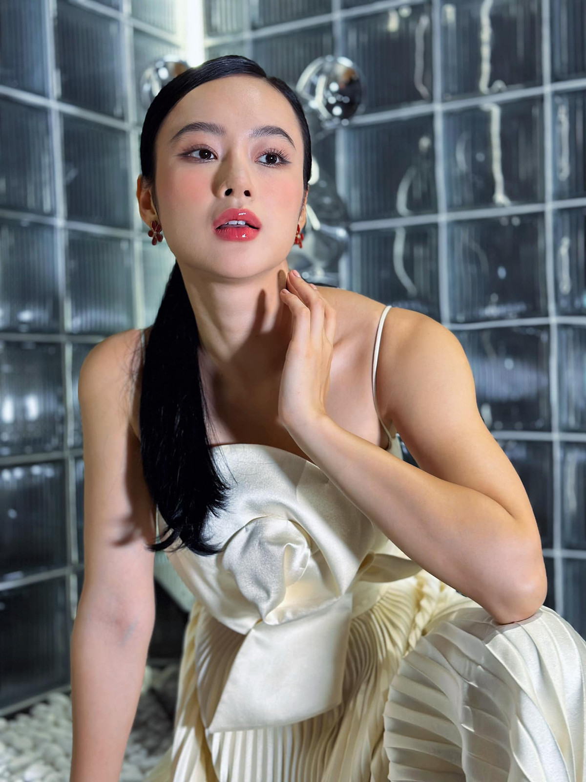 Cô nàng cũng là cựu hot girl nổi tiếng, đặc biệt vai diễn bà mẹ nhí của Angela Phương Trinh khiến khán giả nhớ mãi.