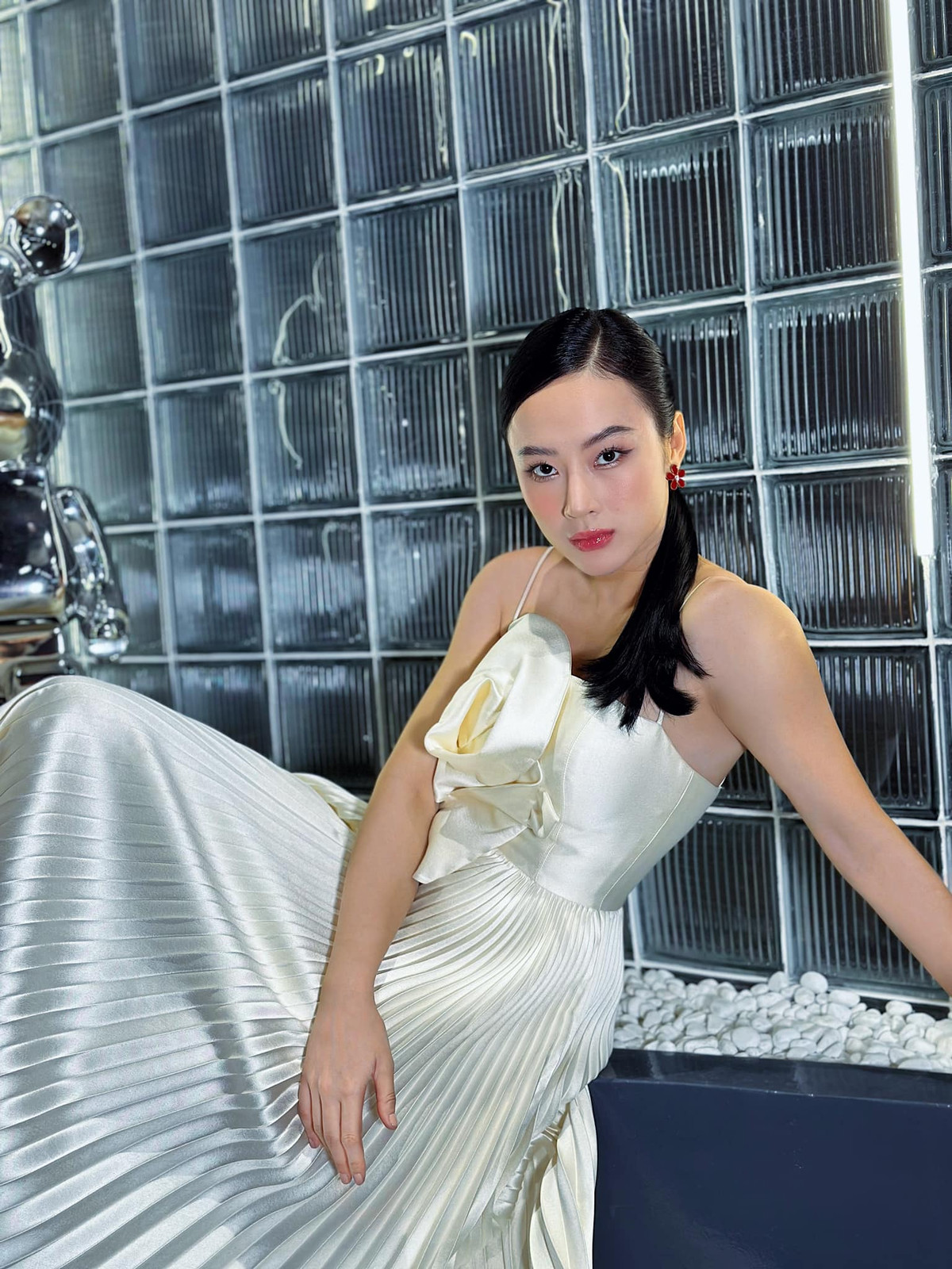  Angela Phương Trinh được xem là một trong những biểu tượng gợi cảm của showbiz với nhan sắc hoàn hảo cùng 3 vòng chuẩn.