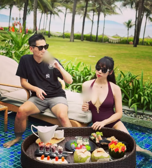 BTV Quốc Khánh sinh năm 1979. Sau khi tốt nghiệp Đại học Ngoại ngữ Hà Nội, anh đầu quân cho VTV trong vai trò biên dịch, MC/BTV mảng thể thao.