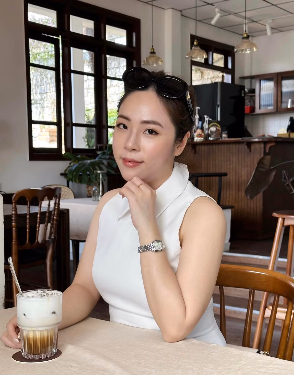 Cô sở hữu nhan sắc ưa nhìn cùng vóc dáng mảnh mai, thon thả. Ảnh: FBNV