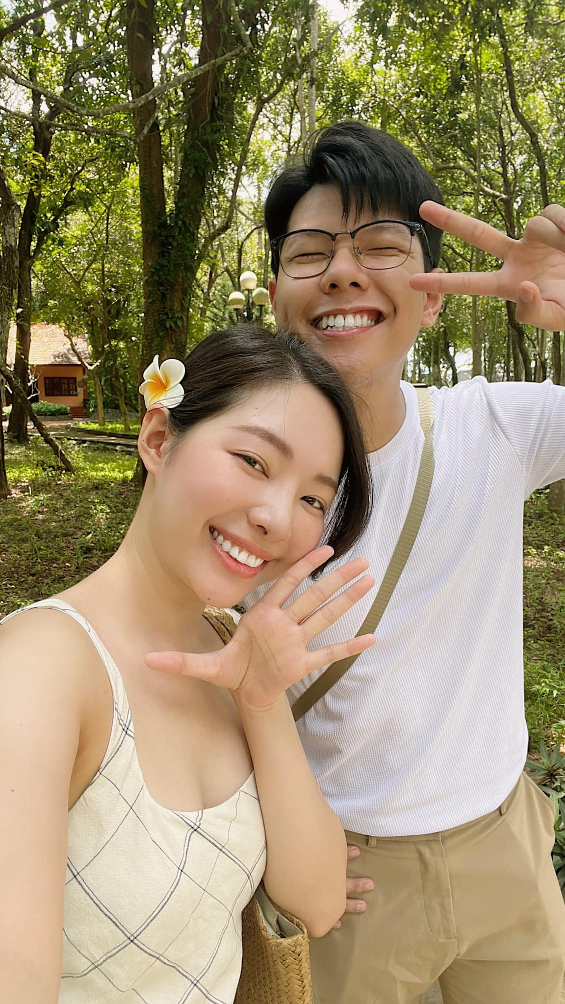 Cô sở hữu vẻ ngoài xinh đẹp cùng phong cách thời trang ấn tượng.