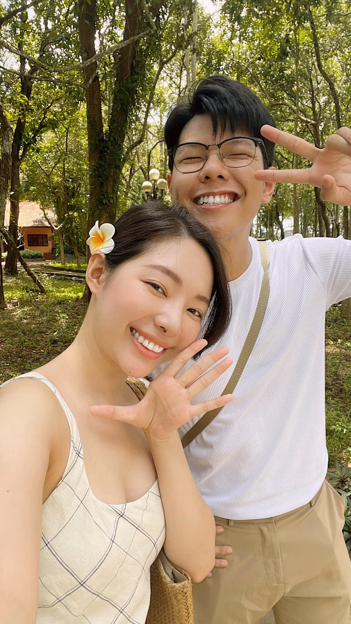 Cô sở hữu vẻ ngoài xinh đẹp cùng phong cách thời trang ấn tượng.