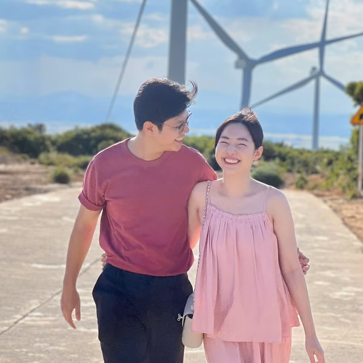 MC Lê Mạnh Cường từng chia sẻ rằng bà xã có thẩm mỹ rất tốt, hỗ trợ anh trong việc lựa chọn trang phục khi đi dẫn.