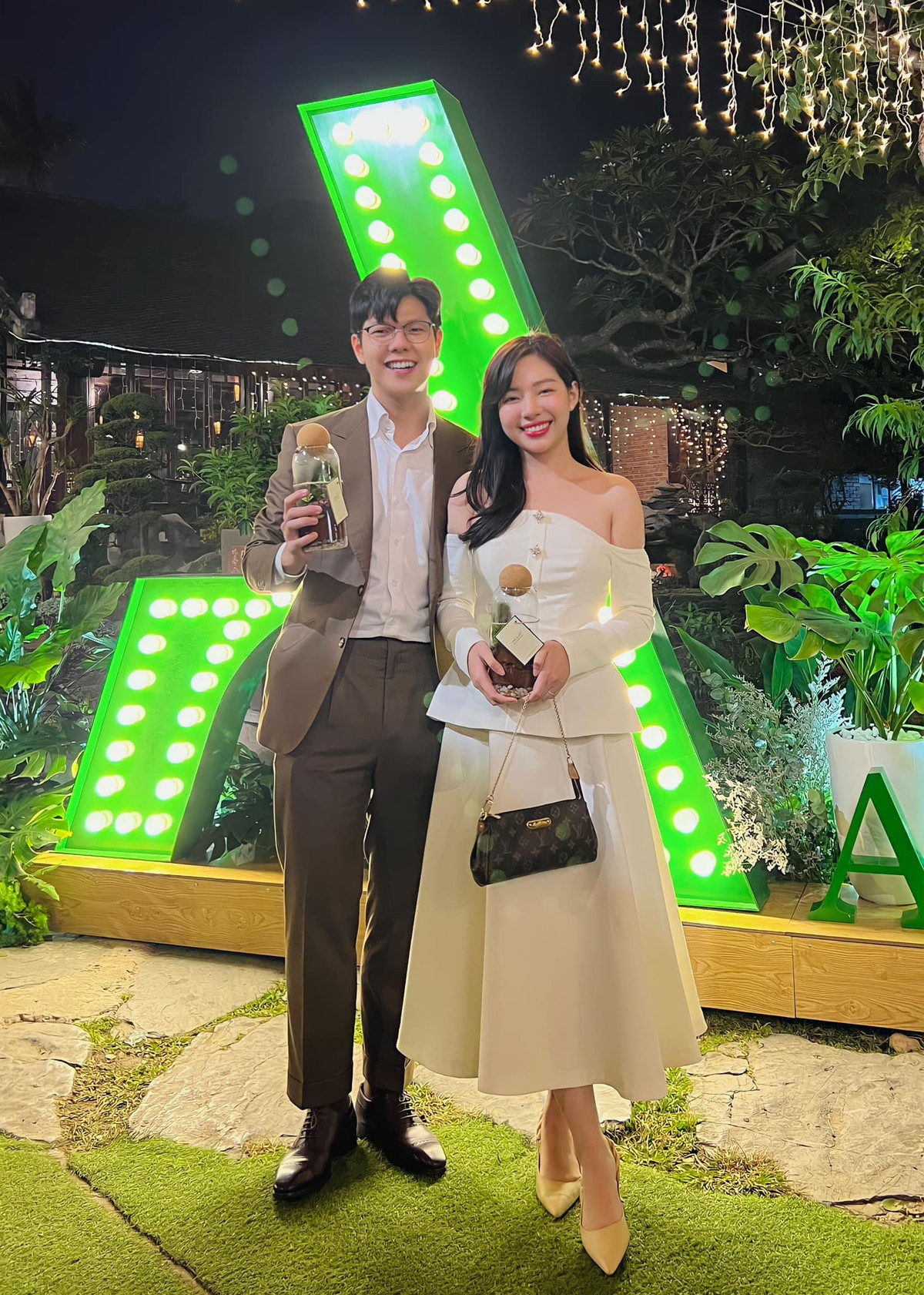 Lê Mạnh Cường được biết đến là MC VTV trẻ nhất, bà xã của anh là Hương Giang - BTV tại kênh truyền hình Quốc phòng Việt Nam. Cặp đôi kết hôn khi mới 24 tuổi, sau 5 năm hẹn hò.