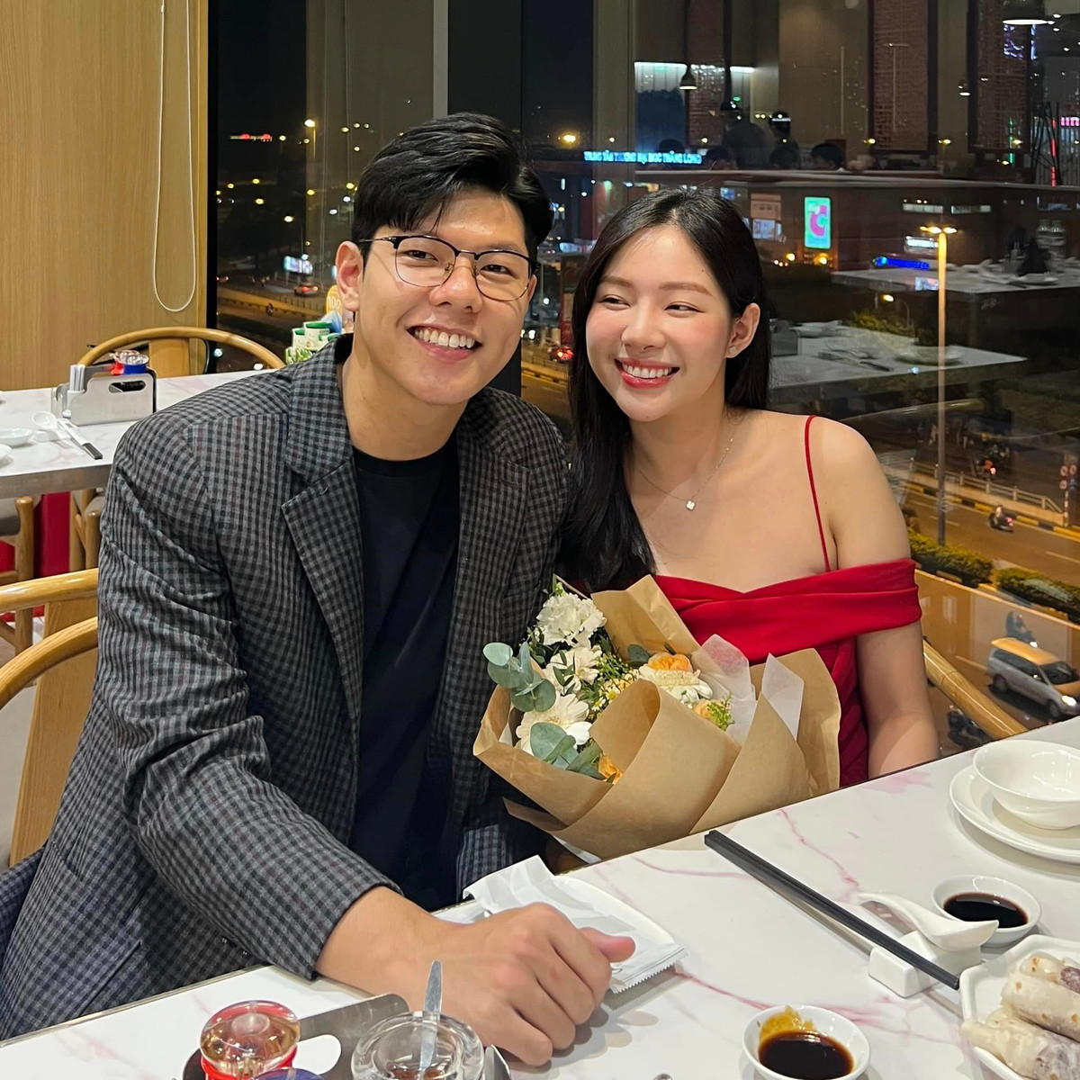 Khi lên sóng, nữ BTV lựa chọn những bộ đồ kín đáo, lịch sự còn ở đời thường.