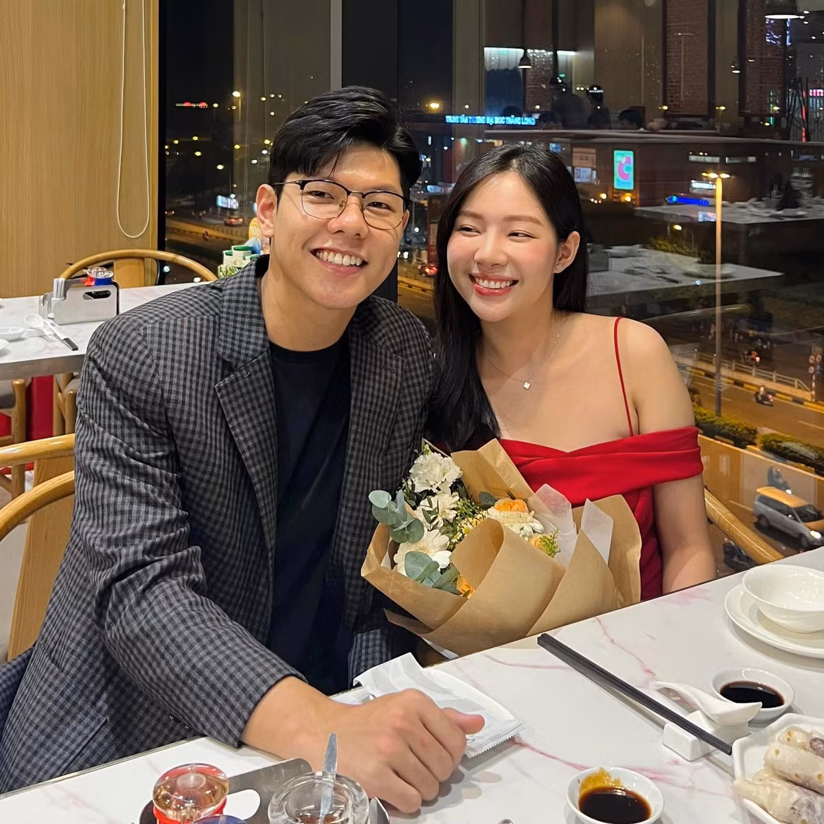 Khi lên sóng, nữ BTV lựa chọn những bộ đồ kín đáo, lịch sự còn ở đời thường.