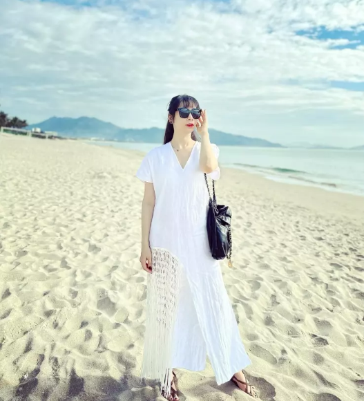 Ngoài sự nghiệp làm MC truyền hình, Quốc Khánh còn gây chú ý khi có người vợ xinh đẹp tên Nguyễn Anh Thư.