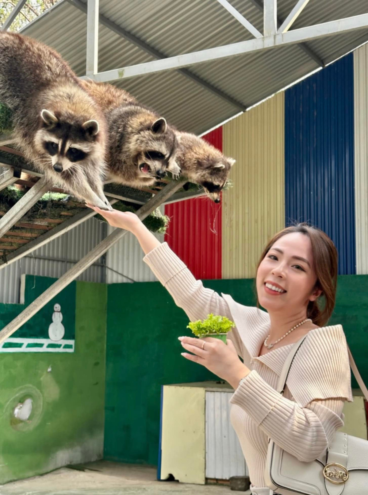 Vợ anh tên là Phương Thảo, kém chồng 5 tuổi và hiện là BTV của kênh Truyền hình Quốc hội.