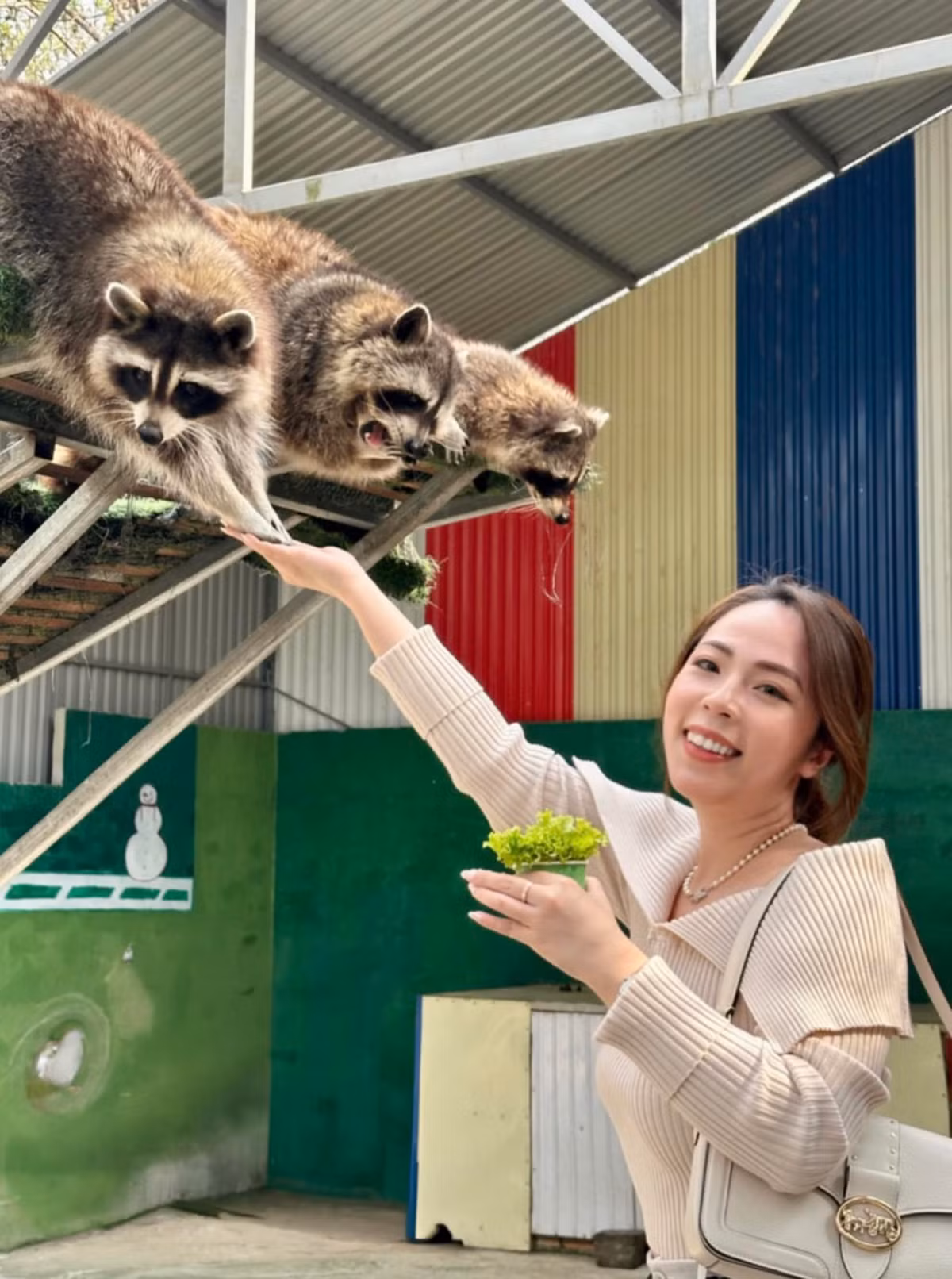 Vợ anh tên là Phương Thảo, kém chồng 5 tuổi và hiện là BTV của kênh Truyền hình Quốc hội.