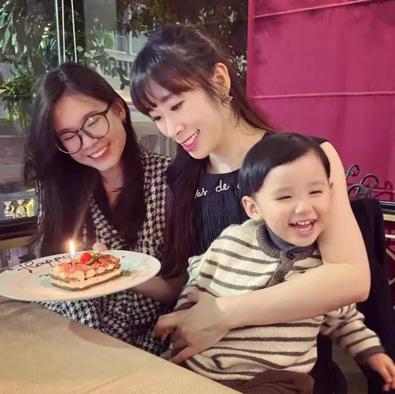 Dù đã trải qua 3 lần sinh nở nhưng vợ BTV VTV vẫn giữ được vóc dáng thon thả, gợi cảm. Chưa kể cô còn có phong cách thời trang trẻ trung, năng động.