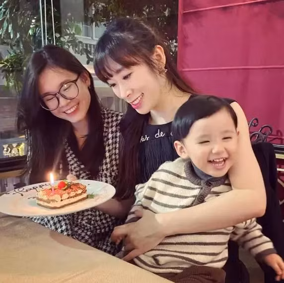 Dù đã trải qua 3 lần sinh nở nhưng vợ BTV VTV vẫn giữ được vóc dáng thon thả, gợi cảm. Chưa kể cô còn có phong cách thời trang trẻ trung, năng động.