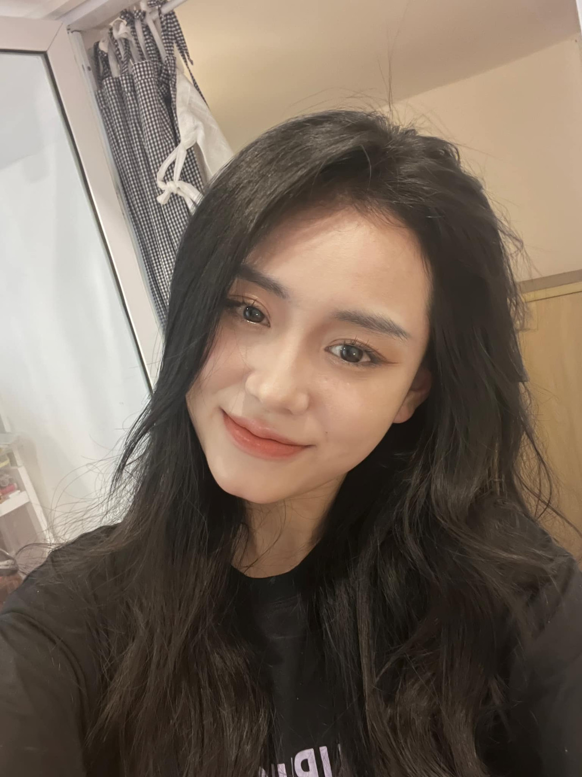 Qua một số bức ảnh do chính chủ đăng tải, cô giáo hot girl gây bất ngờ khi lột xác từ phong cách đến ngoại hình.