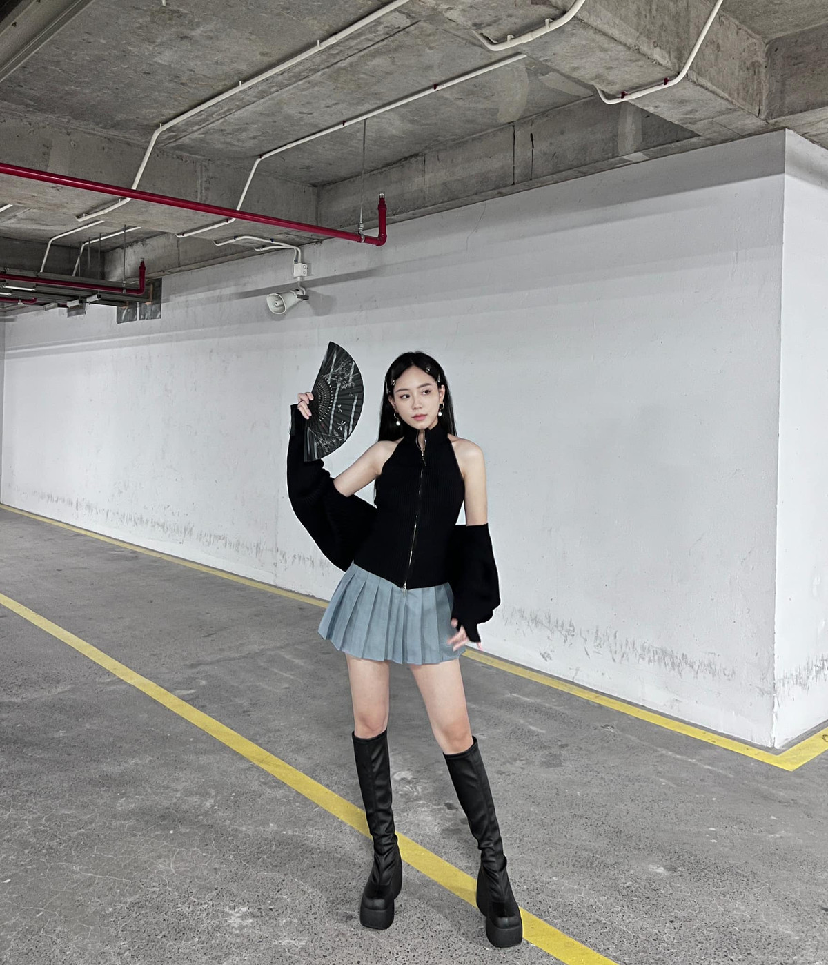 Sau khi nổi tiếng được ít lâu, cô giáo Vật lý Minh Thu liên tục dính phải những lùm xùm như việc bị phát hiện dạy sai kiến thức cơ bản, chưa có bằng tốt nghiệp Đại học, dụ học trò chơi game, nói bậy…