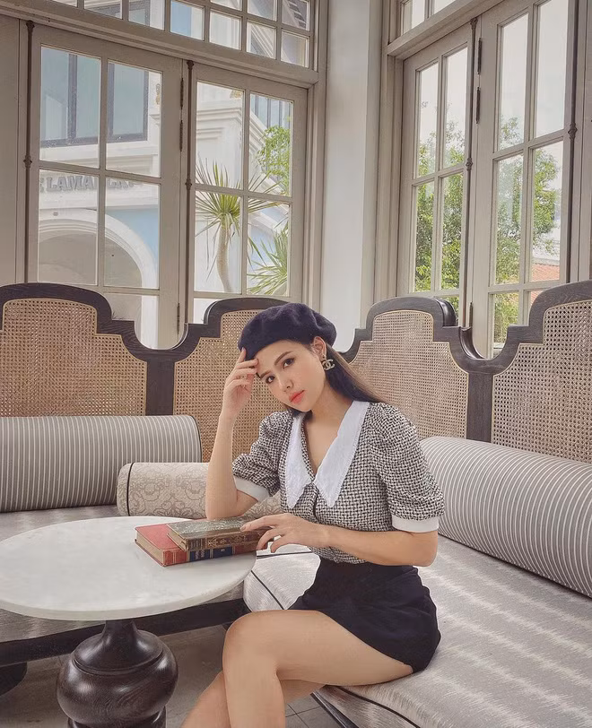 Thỉnh thoảng, hot girl một thời cũng có dịp hé lộ góc biệt thự đắt đỏ và gây choáng ngợp bởi sự giàu sang.