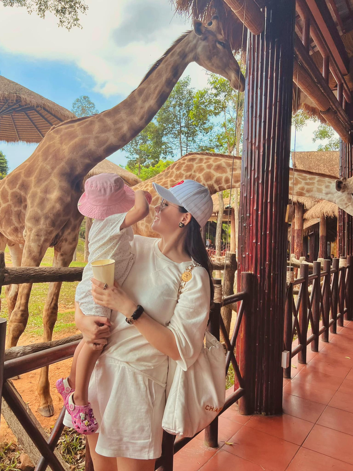 Được biết túi mà cô nàng sử dụng là thiết kế Chanel 22 có giá rơi vào khoảng 170 triệu đồng.