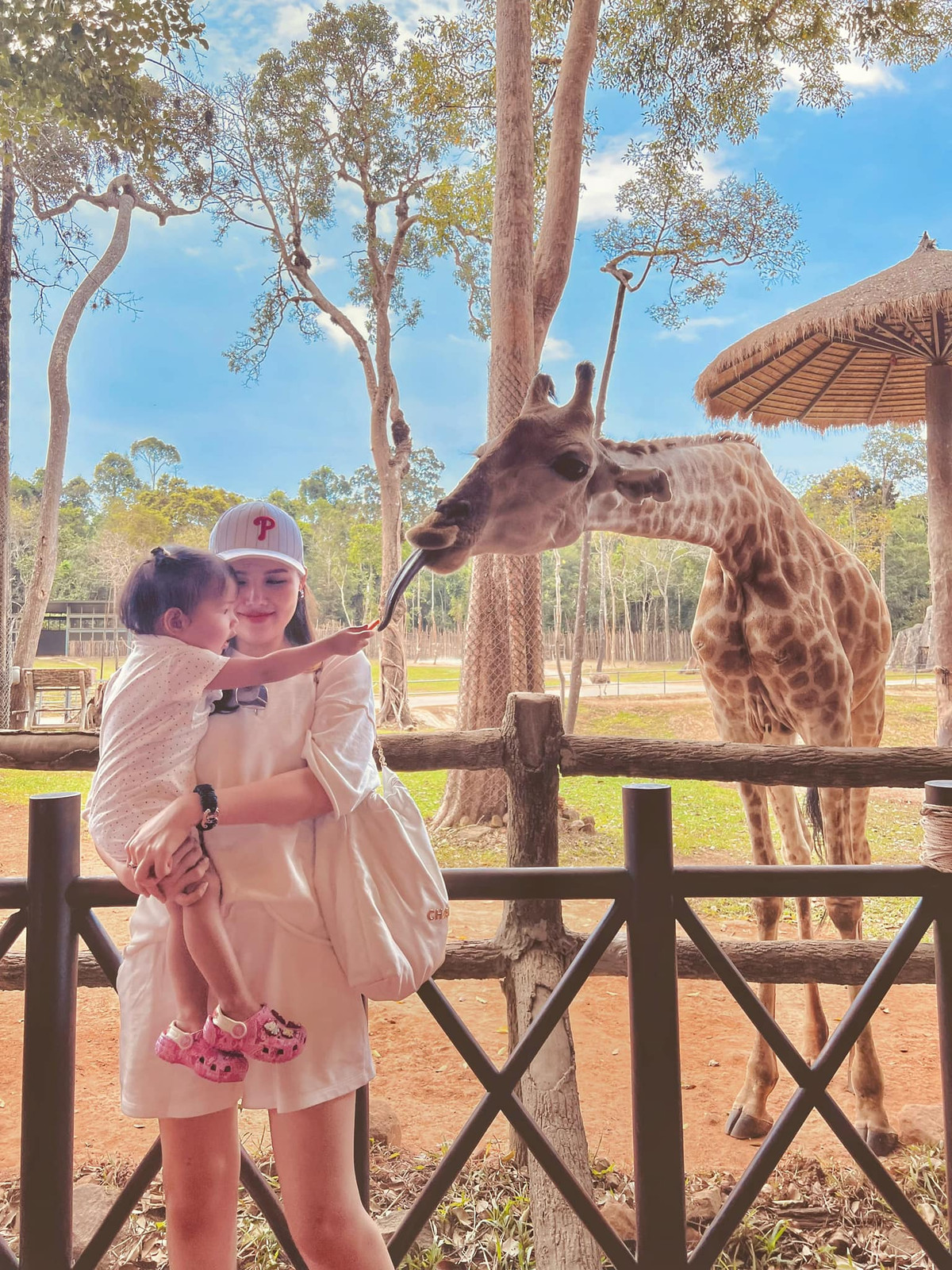 Trong các chuyến du lịch xa xỉ, túi xách hàng hiệu là thứ không thể không có ở “nàng dâu hào môn”.