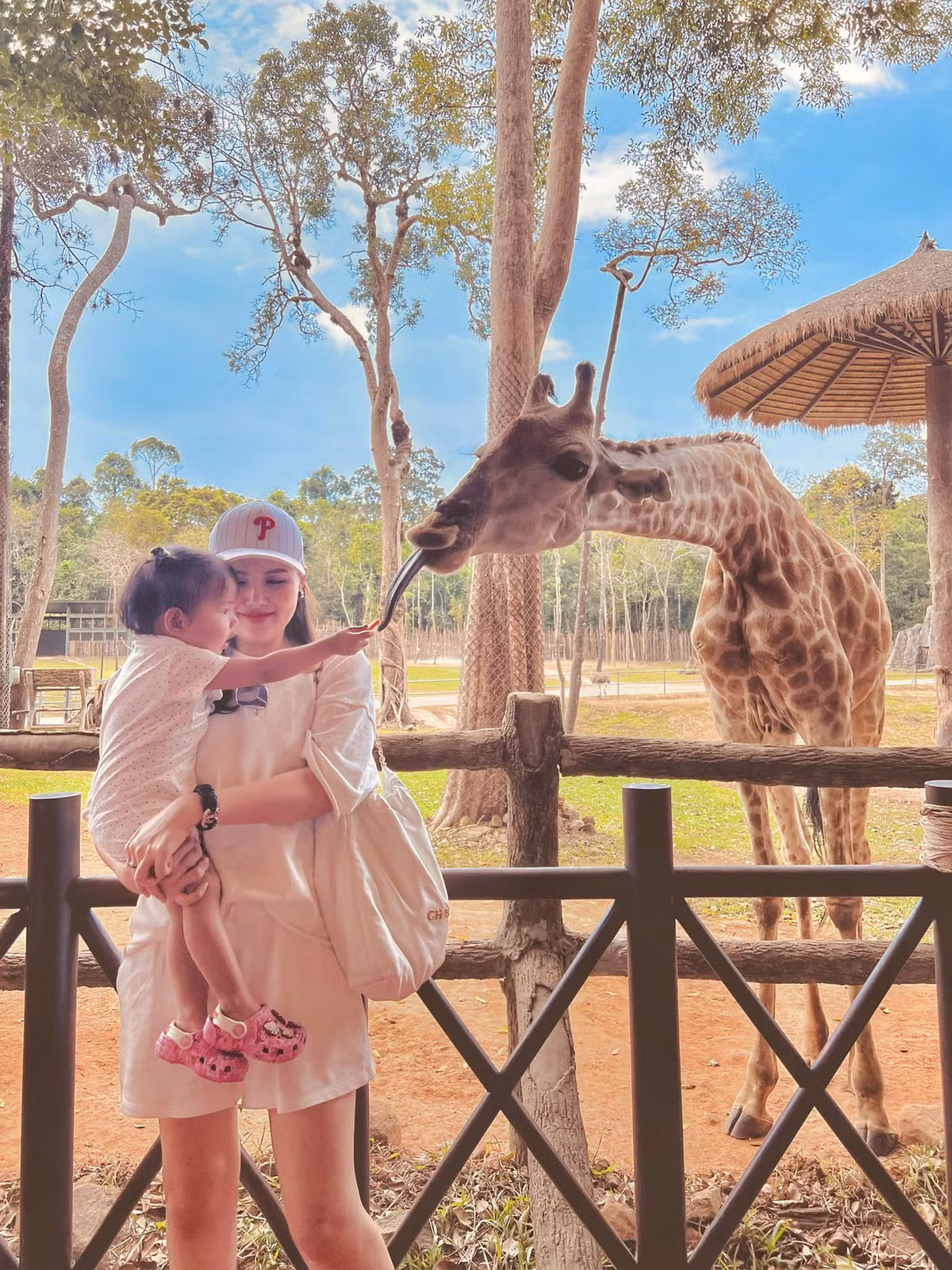 Trong các chuyến du lịch xa xỉ, túi xách hàng hiệu là thứ không thể không có ở “nàng dâu hào môn”.