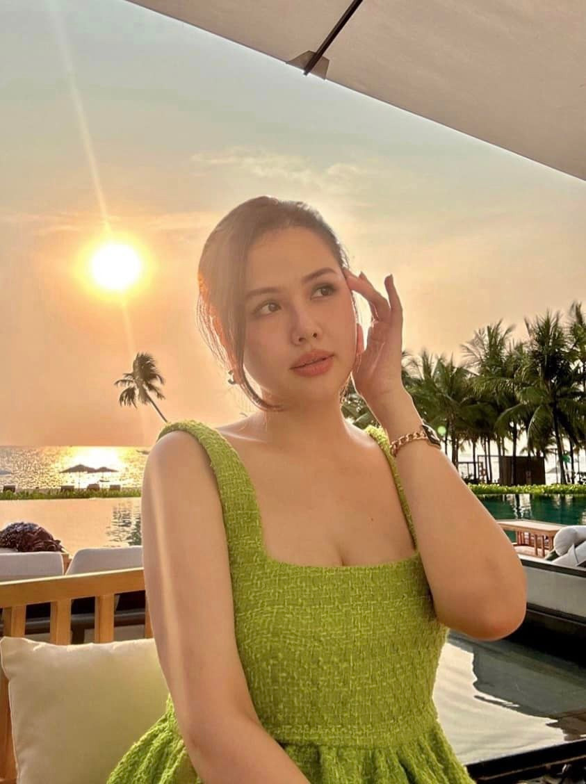 Cô xuất ngoại nhiều như… cơm bữa khiến người hâm mộ phải ghen tỵ, ngưỡng mộ. Ảnh: FBNV