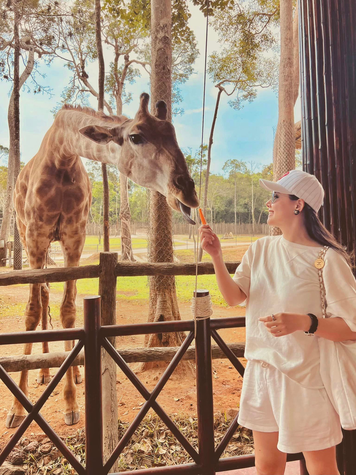 Dĩ nhiên đây không phải lần đầu tiên Phanh Lee sử dụng các món đồ đắt giá như vậy.