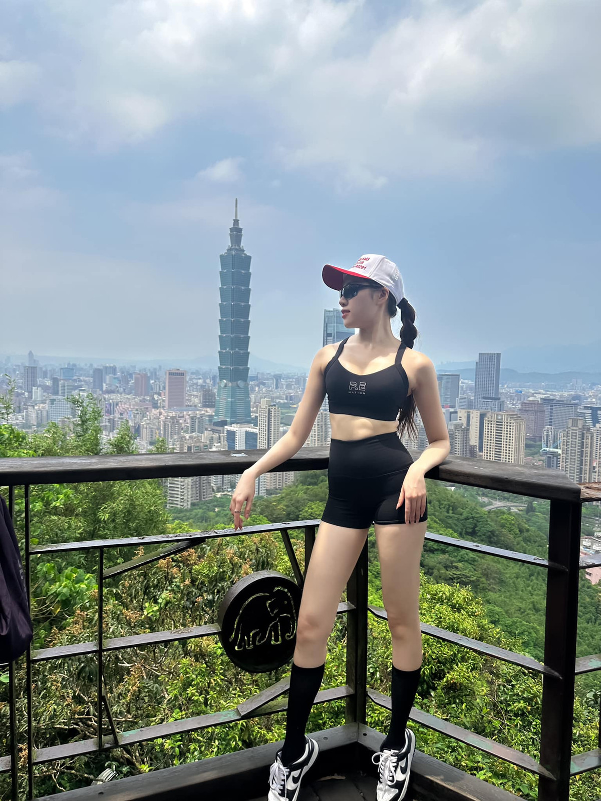 Thanh Thanh Huyền nhận được nhiều lời khen ngợi của cư dân mạng khi lăng xê xu hướng diện đồ tập ra phố